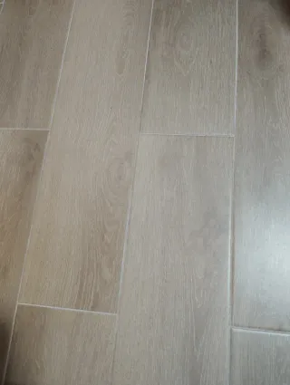 Suelo porcelánico imitación parquet + rodapie