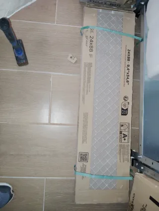 Suelo porcelánico imitación parquet + rodapie