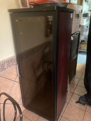 Vinoteca de madera y cristal