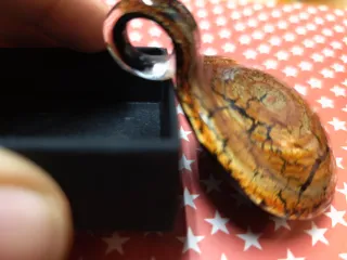 Colgante artesano vidrio dorado y naranja