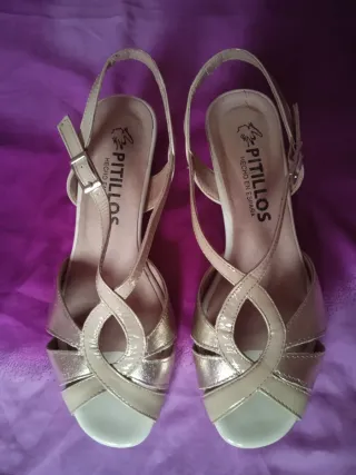 Sandalias Pitillos doradas tacón
