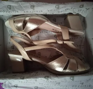 Sandalias Pitillos doradas tacón