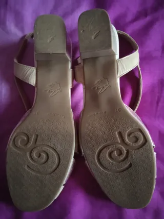 Sandalias Pitillos doradas tacón