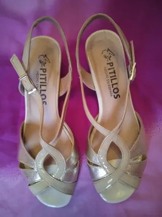 Sandalias Pitillos doradas tacón