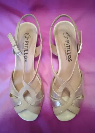 Sandalias Pitillos doradas tacón