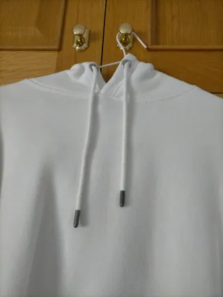 Sudadera blanca con capucha