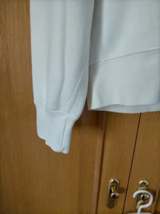 Sudadera blanca con capucha