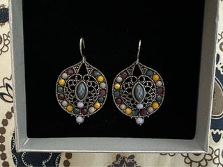 Pendientes plateados de colores