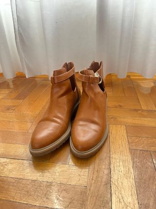 Botines bajos marrones con hebilla