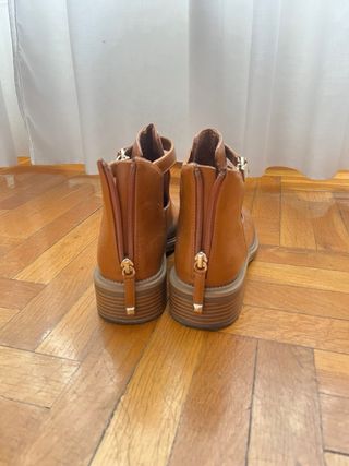 Botines bajos marrones con hebilla