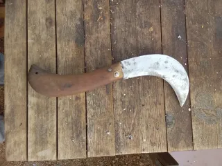 Herramienta antigua de corte curva