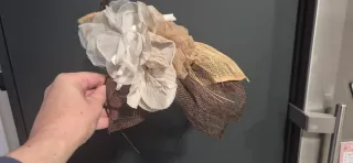 Tocado diadema flores beige y marrón