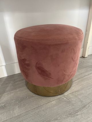 Puf terciopelo rosa y base madera dorada