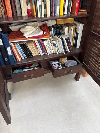 Armario de madera y ratán