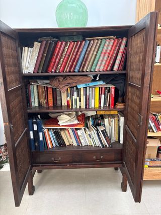 Armario de madera y ratán