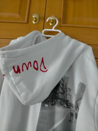 Sudadera Blanca con Estampado Urbano