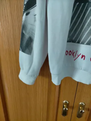 Sudadera Blanca con Estampado Urbano