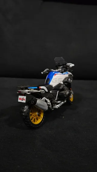 BMW GS a escala 1:18