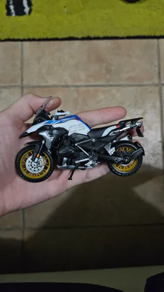 BMW GS a escala 1:18