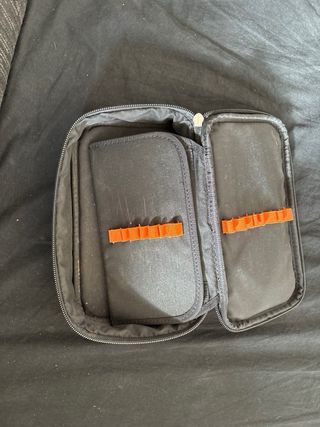 Astuccio portaoggetti nero con elastici