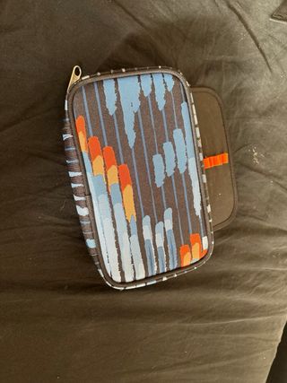 Astuccio portaoggetti nero con elastici