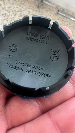 Tapabujes Volkswagen negro y plateado 55mm