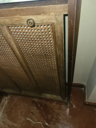 Cubreradiador de madera y mimbre