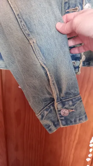 Jaqueta Zara T.S ganga azul claro com buraco