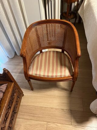 Butaca de madera con asiento de rayas