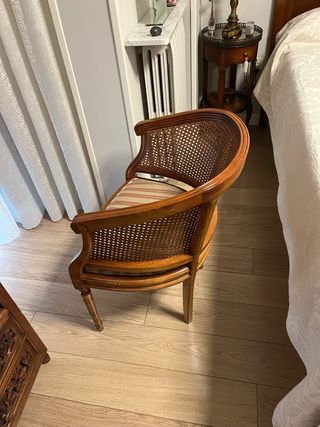 Butaca de madera con asiento de rayas