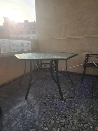 Mesa hexagonal terraza cristal y 4 sillas amplias