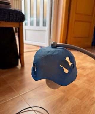 Lámpara de mesa azul diseño curvo