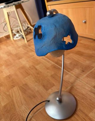 Lámpara de mesa azul diseño curvo