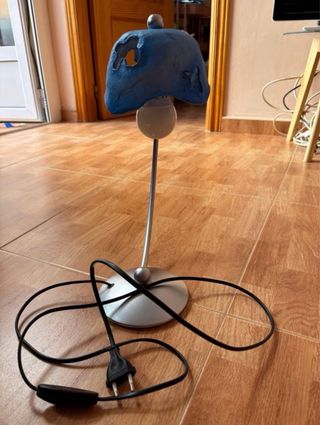 Lámpara de mesa azul diseño curvo