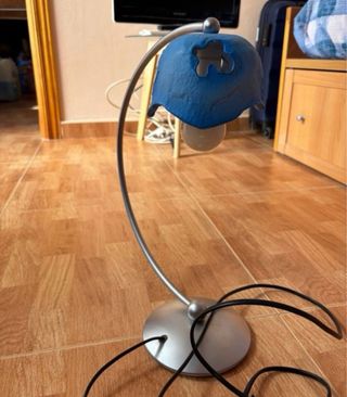 Lámpara de mesa azul diseño curvo