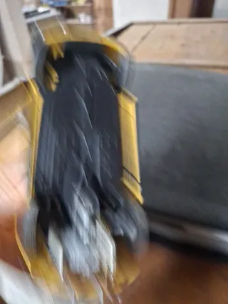 Coche a escala escarbat