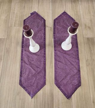 Candelabros blancos con velas moradas