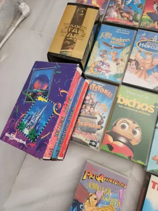 Lote 30 VHS Disney y Star Wars