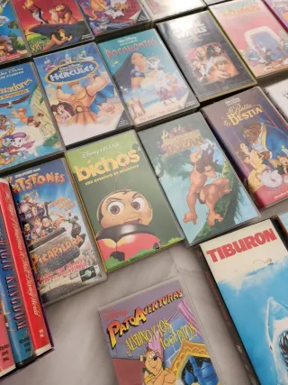 Lote 30 VHS Disney y Star Wars