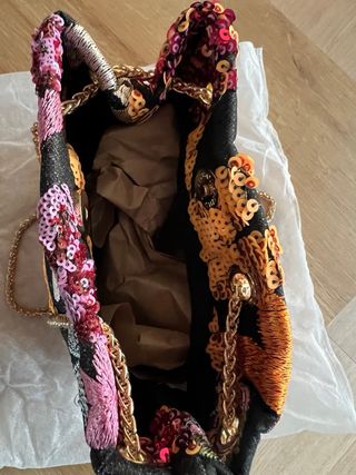 Bandolera bordada con flores y lentejuelas