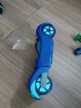 Coche PJ Masks con 2 figuras