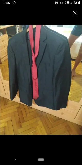 Traje de chaqueta y pantalón con corbata