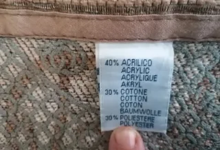 Tappeti beige e bianchi in tessuto