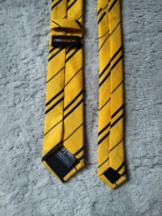 Lote corbata y capa Hufflepuff