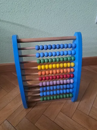 Ábaco de madera con cuentas de colores