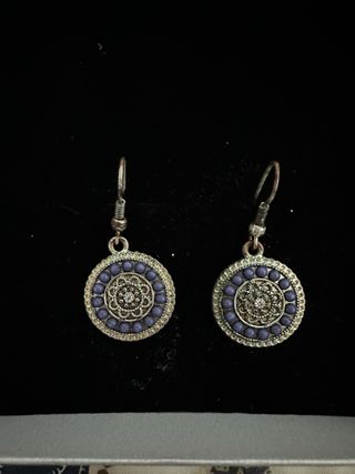 Pendientes redondos plateados y azules