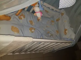 Cuna blanca de bebé