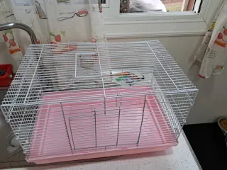 Jaula para hámster rosa y blanca