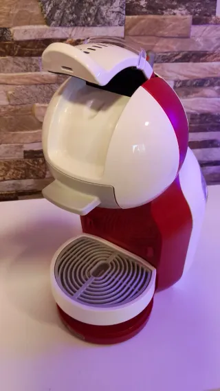 Cafetera Dolce Gusto Roja y Blanca casi nueva