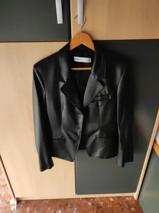 Chaqueta polipiel negra Bershka mujer